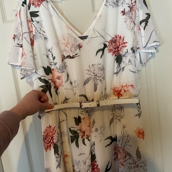 White floral Suzy Shier dress with belt - Picture 2 of 5